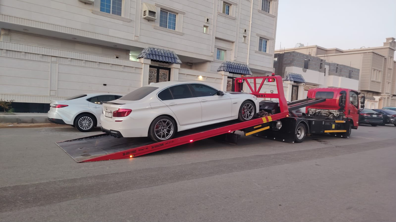 نقل VIP — سطحة هيدروليك تنقل سيارة BMW بأمان